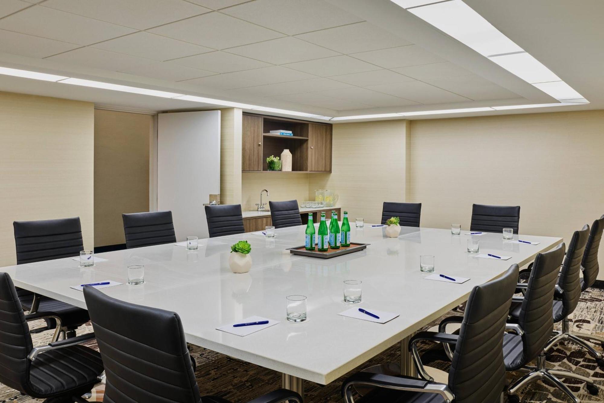 Delta Hotels By Marriott Chicago Willowbrook Bagian luar foto