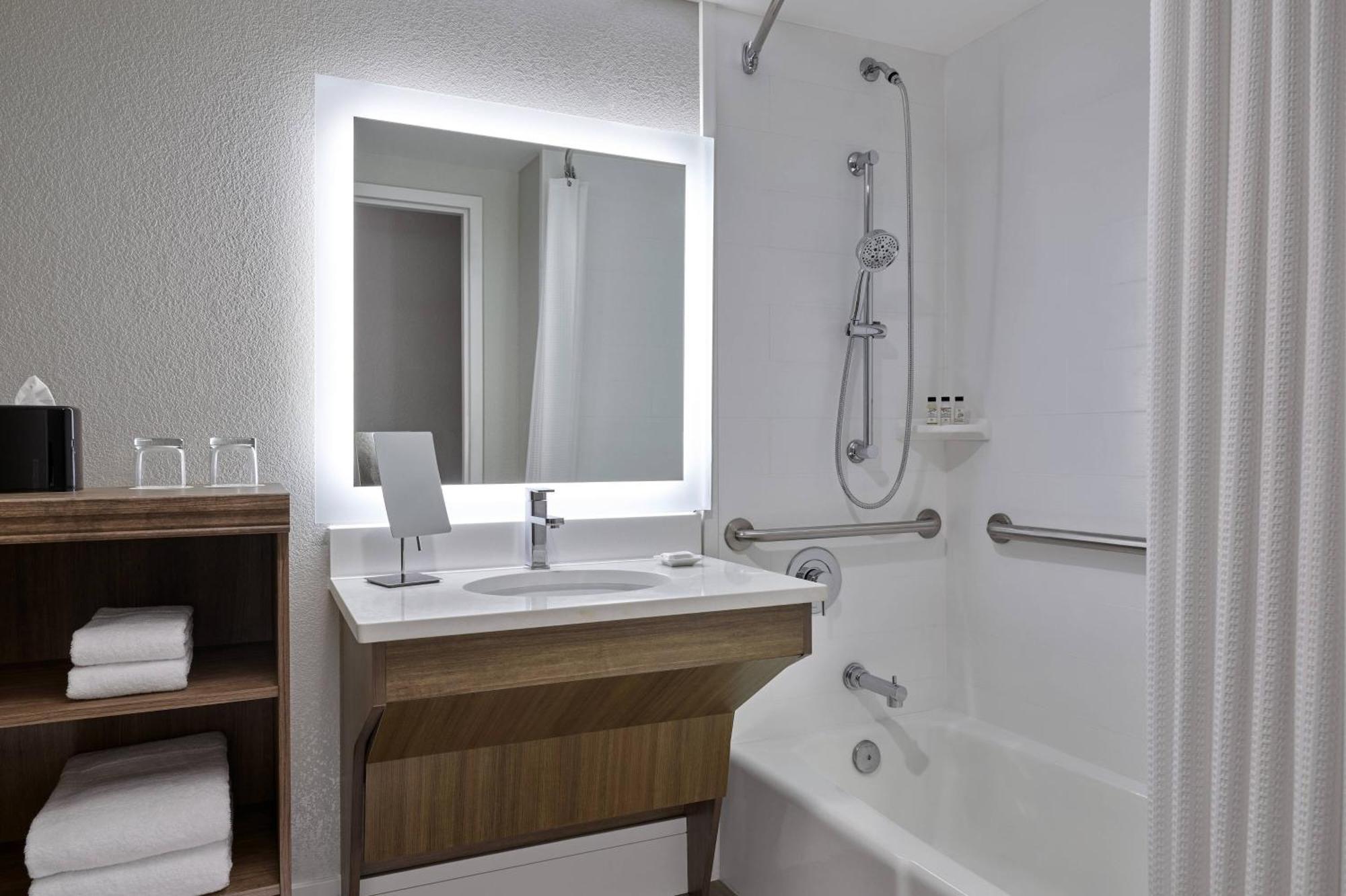 Delta Hotels By Marriott Chicago Willowbrook Bagian luar foto